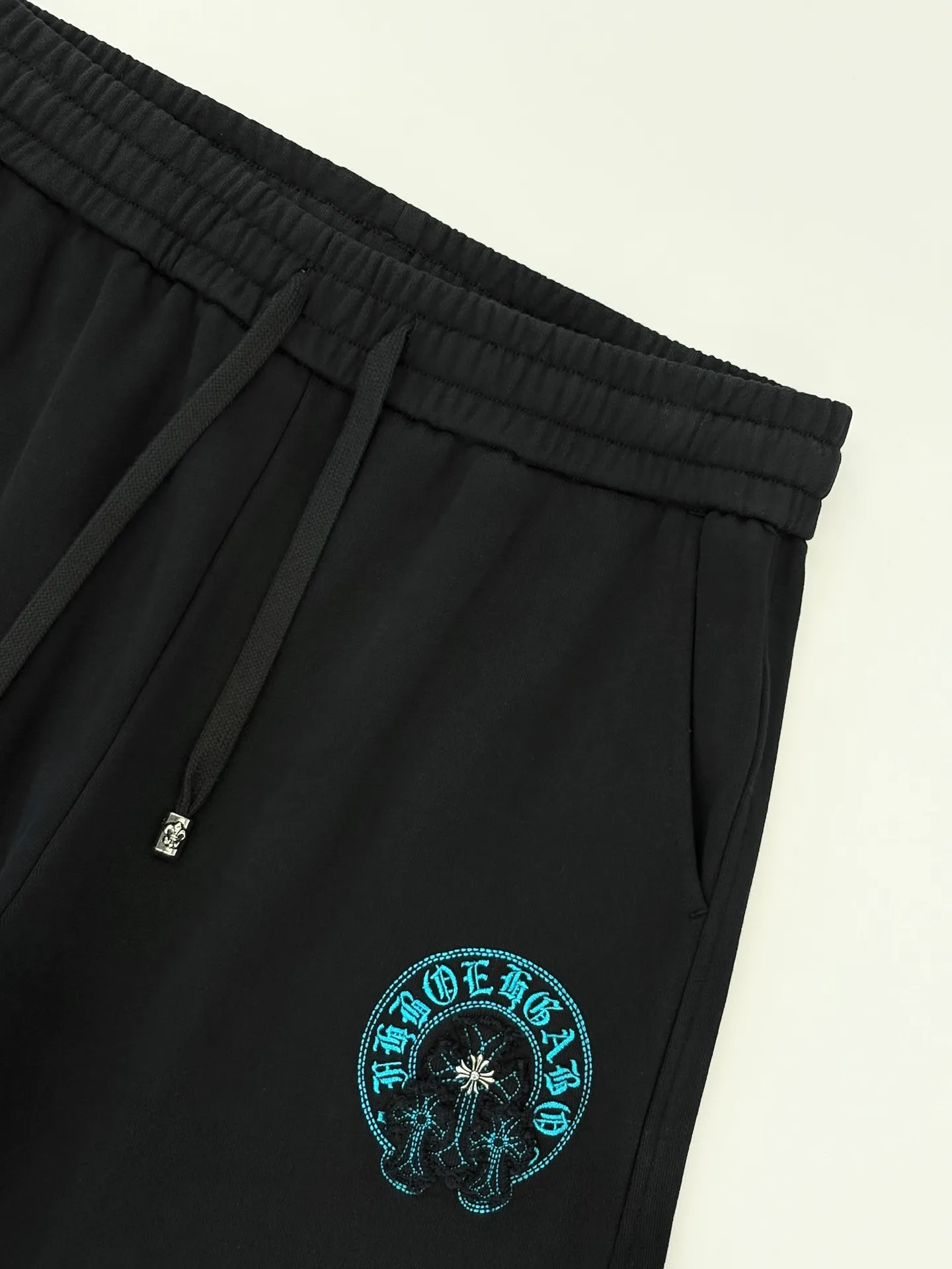 P270 [High Quality] Chrome Hearts Embroidered Horseshoe Rivets🪡+Watermark Letters‼ ️Autumn and winter straight sweatshirt trousers *Customized 420g terry cotton fabric, soft, skin-friendly and comfortable *Embroidery process: horseshoe print + rivet embroidery *A very simple and elegant classic continuation, both in terms of upper body comfort, it is unparalleled, interpreting your luxury and taste, creating your fashionable style and charm. Three complete standards. Same style for men and women. 𝐂𝐎𝐋𝐎𝐔𝐑: Black 𝐒𝐈𝐙𝐄: S-XL